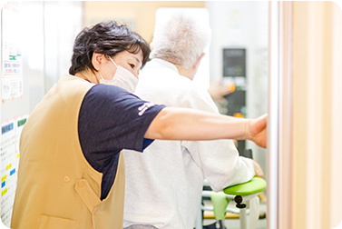 ナーシングホームしあわせPLUSは最新型のエレベーター完備